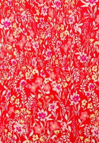 Vestido floral vermelho com um padrão misto de flores rosas, amarelas e roxas com caules verdes, apresentando uma textura de corpete franzido.