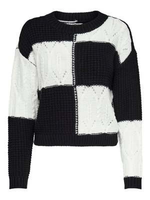 Pull en maille avec un design en patchwork noir et blanc, présentant des motifs texturés et un col rond, avec des poignets et un ourlet côtelés.