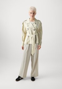 Gina Tricot Petite BELTED PETITE TRENCH - Καλοκαιρινό μπουφάν - beige