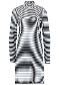 Czarna i biała, w paski, długa sukienka z długim rękawem i wysokim kołnierzem, wykonana z prążkowanej tkaniny, z subtelnym oznakowaniem na piersi.