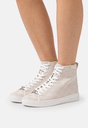 Beżowe sneakersy typu high-top z materiału o fakturze z wzorem logo MK, białe sznurówki i gumowa podeszwa. Posiadają srebrne elementy na czubku.