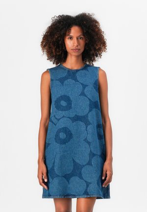 Robe sans manches en denim ornée d'un motif florale bleu, col rond et coupe décontractée, avec une surface légèrement texturée et un ourlet droit.