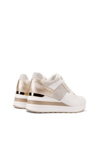 Sneaker bianchi e oro con un pannello in rete testurizzata, accenti metallici e suola rialzata, dotati di una robusta intersuola beige e design con lacci.