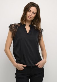 Blusa nera con dettagli in pizzo sulle maniche corte, scollatura a V e texture liscia. Design casual con una vestibilità morbida.
