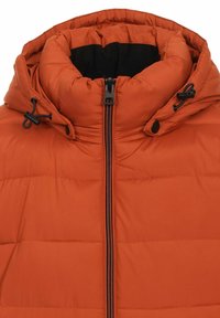 Rust-orange polstret jakke med høj krave, frontlynlås og justerbare hætteledninger med sorte toggles.