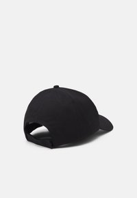 Boné de baseball preto feito de algodão, com uma aba curvada, faixa ajustável na parte de trás e uma textura suave. Sem logótipos ou padrões visíveis.