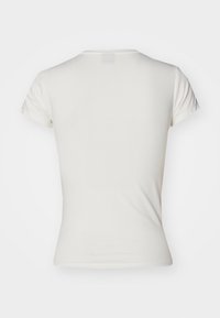 T-shirt bianca a maniche corte con vestibilità slim. Realizzata in tessuto morbido, presenta un collo rotondo e spalle senza cuciture. Vista posteriore mostrata.