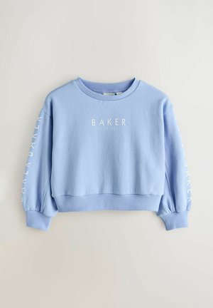 Světle modrá krátká mikina z měkkého materiálu, s žebrovanými manžetami a lemem a bílým nápisem "BAKER" potisknutým na přední straně a na rukávech.