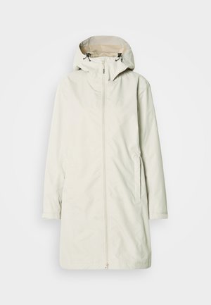 Viegls balts lietusmētelis ar kapuci, pilna garuma rāvējslēdzēju, sānu kabatām un regulējamām auklām. Gluda, ūdensizturīga auduma tekstūra.