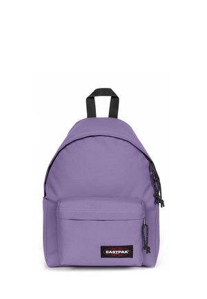 Lilla Eastpak rygsæk med sorte lynlås træk og håndtag, frontlomme med lynlås og Eastpak-logo på nederste midte.