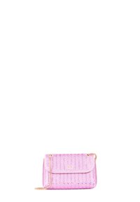 Borsa a tracolla in pelle rosa con un design tessuto texturizzato, cinturino a catena dorata e chiusura a pattina con un accento del logo.