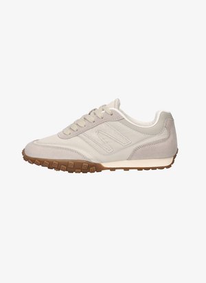 Beige en lichtgrijze casual sneaker met suède accenten, vetersluiting, logo aan de zijkant en een getextureerde bruine rubberen zool.