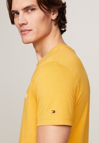 Tommy Hilfiger LOGO TEE - Apdrukāts T-krekls - city yellow