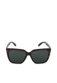 Sončna očala kvadratne oblike z zelenimi temnimi lečami in okvirjem z vzorcem rjave želvovine.