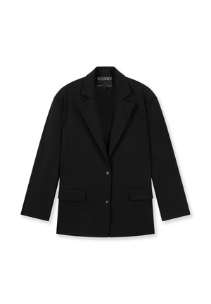 Blazer negro a medida con cuello de solapa, dos bolsillos delanteros con solapa y dos botones a presión, colocado plano sobre un fondo blanco.