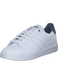 Vit sneaker med slät syntetisk ovandel, tonade snören och tre sidostrikar. Har en texturerad marinblå hälflik och en gummisula.