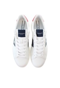 Bílé syntetické tenisky s námořnickou boční panelem a červenými akcenty na patě. Vybavení zahrnuje ploché tkaničky, kulatou špičku a logo na jazyku.