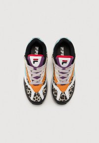 Värikrika sneakers med en blandning av material, inklusive djurtryck, orange, svart och lavendelakenter, med en vadderad tunga och snören.