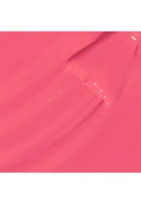 Felle roze nagellak met een glanzende afwerking, die een gladde textuur en subtiele lichtreflecties toont.