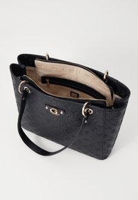 Borsa tote sintetica nera con hardware dorato, due manici superiori e un interno beige che presenta più scomparti e il marchio.