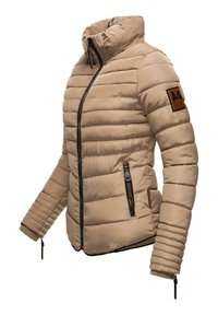 Beige pufferjacke met een hoge kraag, horizontaal gestikt ontwerp, ritszakken en een leren patch op de mouw. Soepele textuur.