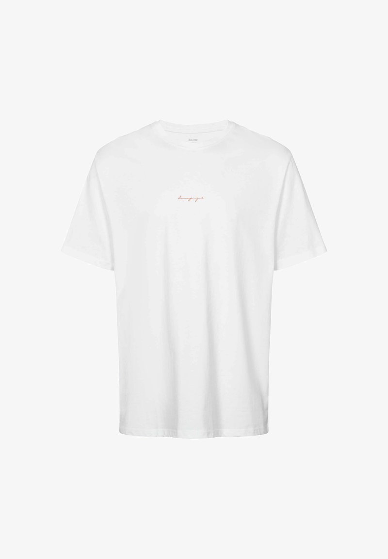 T-shirt blanc en coton à manches courtes avec un petit texte rouge en écriture cursive centré sur la poitrine.