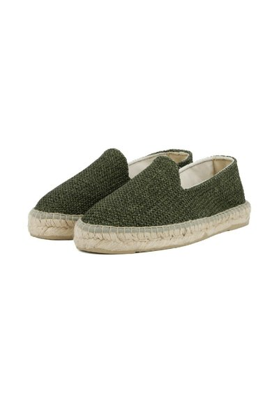 Espadrillas in tessuto intrecciato verde con suole in corda naturale e design slip-on, caratterizzate da un dorso aperto e punta arrotondata.