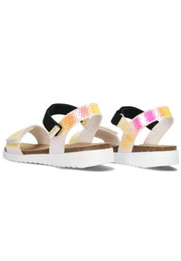 Sandalen mit Riemen und weißer Sohle. Verfügt über schimmernde gelbe und rosa Akzente, schwarze elastische Bänder und ein strukturiertes Oberdesign.