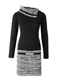 Robe noire avec un ourlet en tissu texturé gris et blanc. Possède un col drapé et des manches longues. Deux poches horizontales au niveau de la taille.