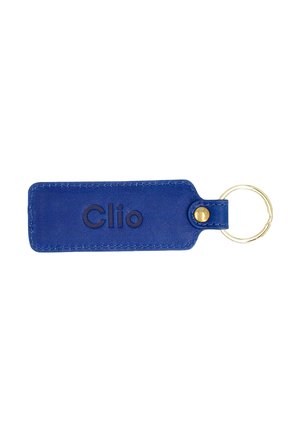 Blauwe rechthoekige sleutelhanger met gestikte randen, gouden knop en metalen ring, met het woord "Clio" in donkere letters erin geperst.