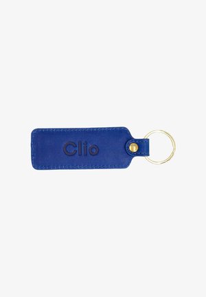 Blauwe rechthoekige sleutelhanger met gestikte randen, gouden knop en metalen ring, met het woord "Clio" in donkere letters erin geperst.