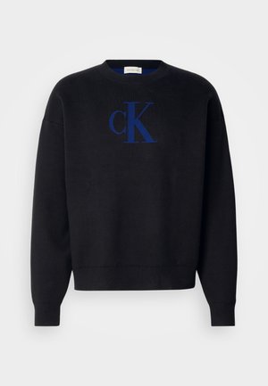 Must mustriga sviiter, mis on varustatud ümmarguse kaelusega ja soonikkoes varrukaotstega, keskel on sinine borduuritud "cK" logo.