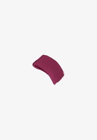 Tache de rouge à lèvres couleur baie profonde sur un fond blanc uni montrant la texture et l'opacité.