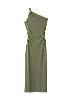 Robe midi sans manches vert olive avec une bretelle à une épaule ornée de deux maillons de chaîne dorés et un léger froncé à la taille.