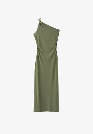 Robe midi sans manches vert olive avec une bretelle à une épaule ornée de deux maillons de chaîne dorés et un léger froncé à la taille.