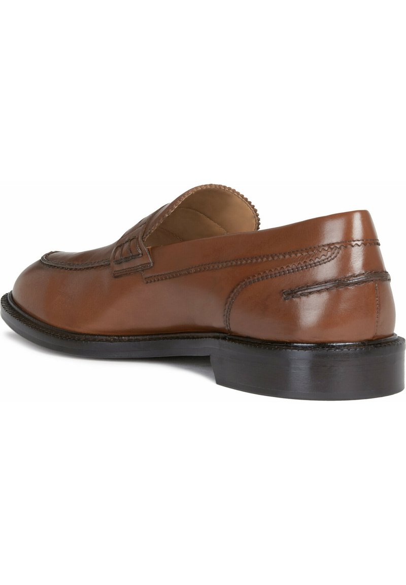 Brązowe skórzane mokasyny z zaokrąglonym noskiem, przeszyciami i niskim czarnym obcasem. Gładka tekstura o błyszczącym wykończeniu.