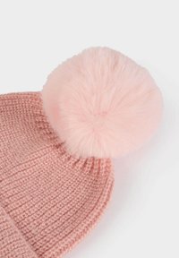 Cappello di lana rosa lavorato a maglia con un morbido e soffice pom-pom in cima, caratterizzato da un motivo testurizzato e bordo a coste. Il materiale sembra leggero e caldo.