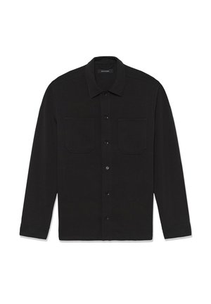 Črna majica z dolgimi rokavi, izdelana iz tkanine gladke teksture, s dvema žepoma na prsih in zapenjanjem s kosi po sprednji strani.