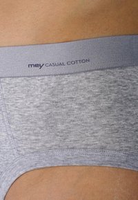 Mutande in cotone grigio con una texture morbida, caratterizzate da un bordo in grigio chiaro etichettato "mey CASUAL COTTON." Design semplice, senza fantasie.