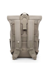 Zaino roll-top color khaki con retro in rete imbottita, spallacci regolabili e tasche laterali. Presenta dettagli hardware e un design minimalista.