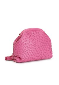 Woven pink leather bag w owalnym kształcie, z gładką górą i regulowanym paskiem do noszenia. Teksturowana powierzchnia z wzorem w kratkę.