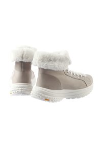 Ljust grå läderankelstövlar med en fluffig vit pälskrage, rund tå och vit Vibram-sula med texturerade mönster.