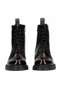 Botines de charol burdeos con acabado brillante, con cordones delanteros, cremalleras laterales y suelas de goma negra.