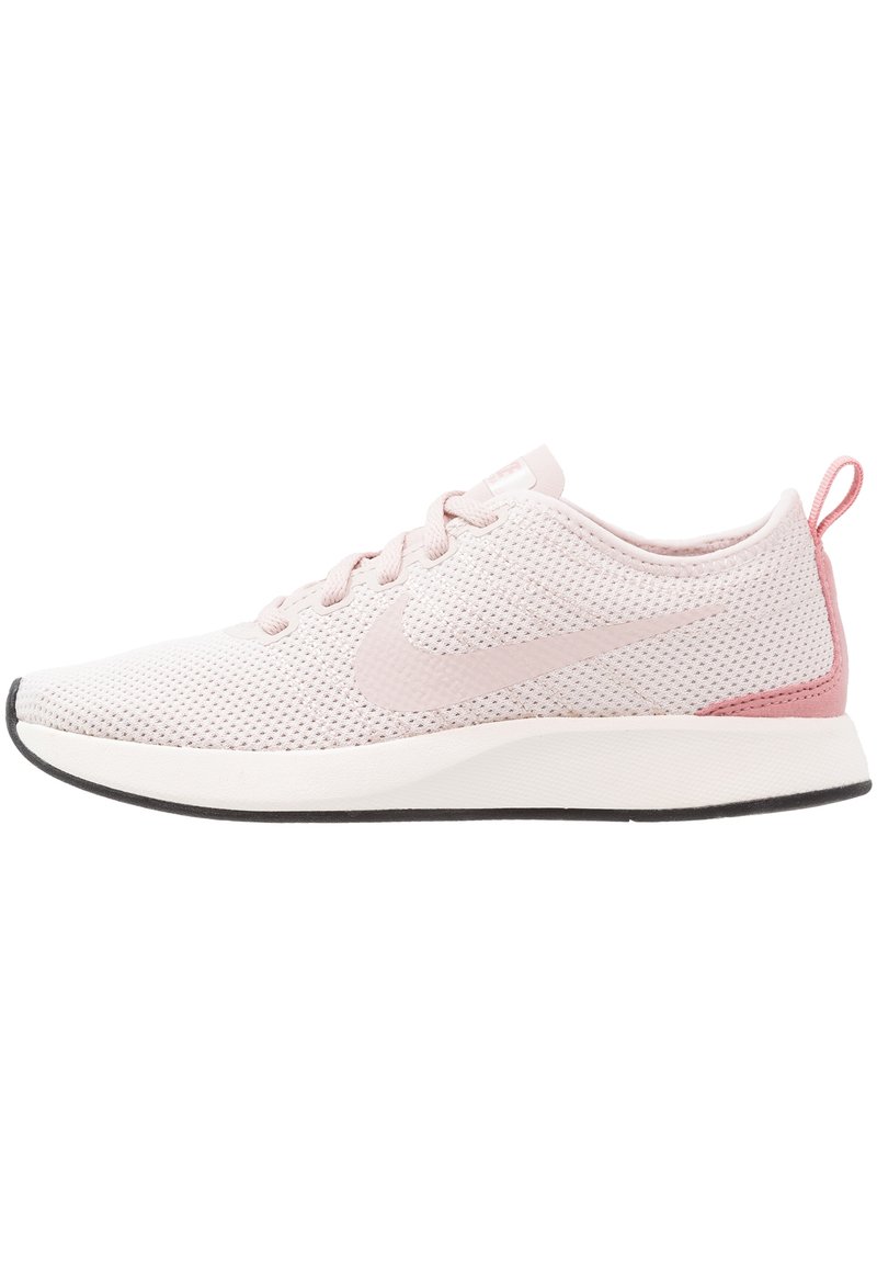 Ljusrosa träningsskor med en andningsbar mesh-övre, minimalistisk design, texturerade överdrag och en vit mellansula. Svart yttersula.