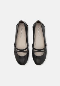 Balerini elegante din piele neagră, cu vârf rotund, detalii cu bandă încrucișată și o textură netedă. Pantofii au mărimea 37 indicată în interior.