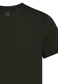 Mørkegrøn crew-neck t-shirt lavet af blødt, let stof; korte ærmer med minimal syning. Ingen mønstre eller grafik.