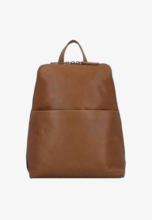 Zaino in pelle marrone con una superficie liscia, dotato di una chiusura a zip sulla parte superiore, una tasca frontale e una maniglia robusta sulla parte superiore.