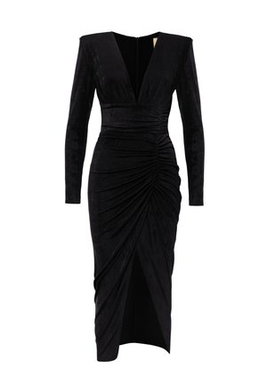Czarna aksamitna sukienka z długimi rękawami, głębokim dekoltem w kształcie litery V, marszczeniem w talii i rozcięciem sięgającym uda, z dopasowaną sylwetką oraz wyraźnymi ramionami.
