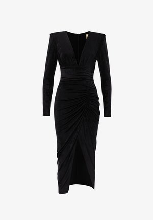 Czarna aksamitna sukienka z długimi rękawami, głębokim dekoltem w kształcie litery V, marszczeniem w talii i rozcięciem sięgającym uda, z dopasowaną sylwetką oraz wyraźnymi ramionami.