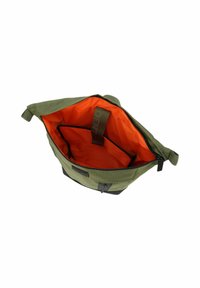 Bolsa de tela verde con interior naranja, cierre de cremallera, dos compartimentos internos y un asa para un transporte fácil. Diseño duradero con acabado texturizado.